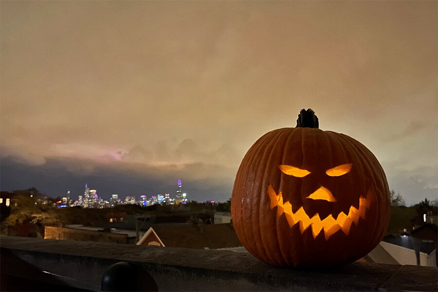 Pumkin with chicago skyline