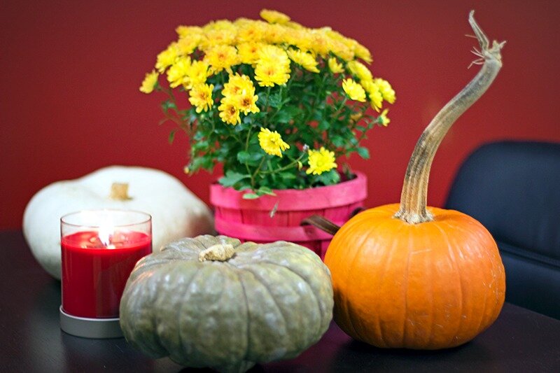 More Oktoberfest decorations, including a pumpkin and flowers.