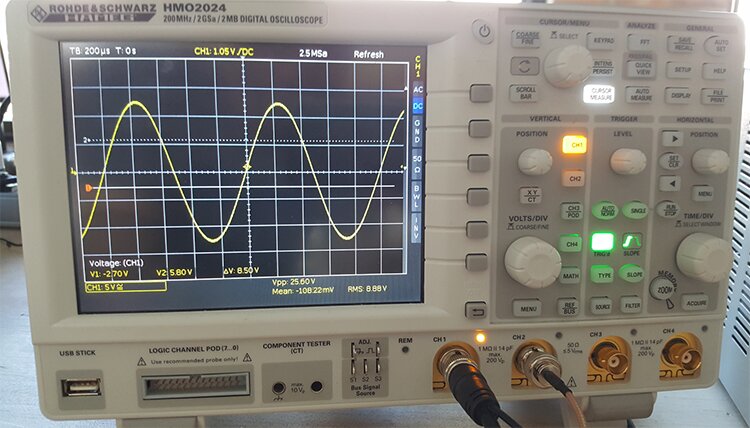 Picture of Oscilloscope showing 25 volt peak at 1kHz